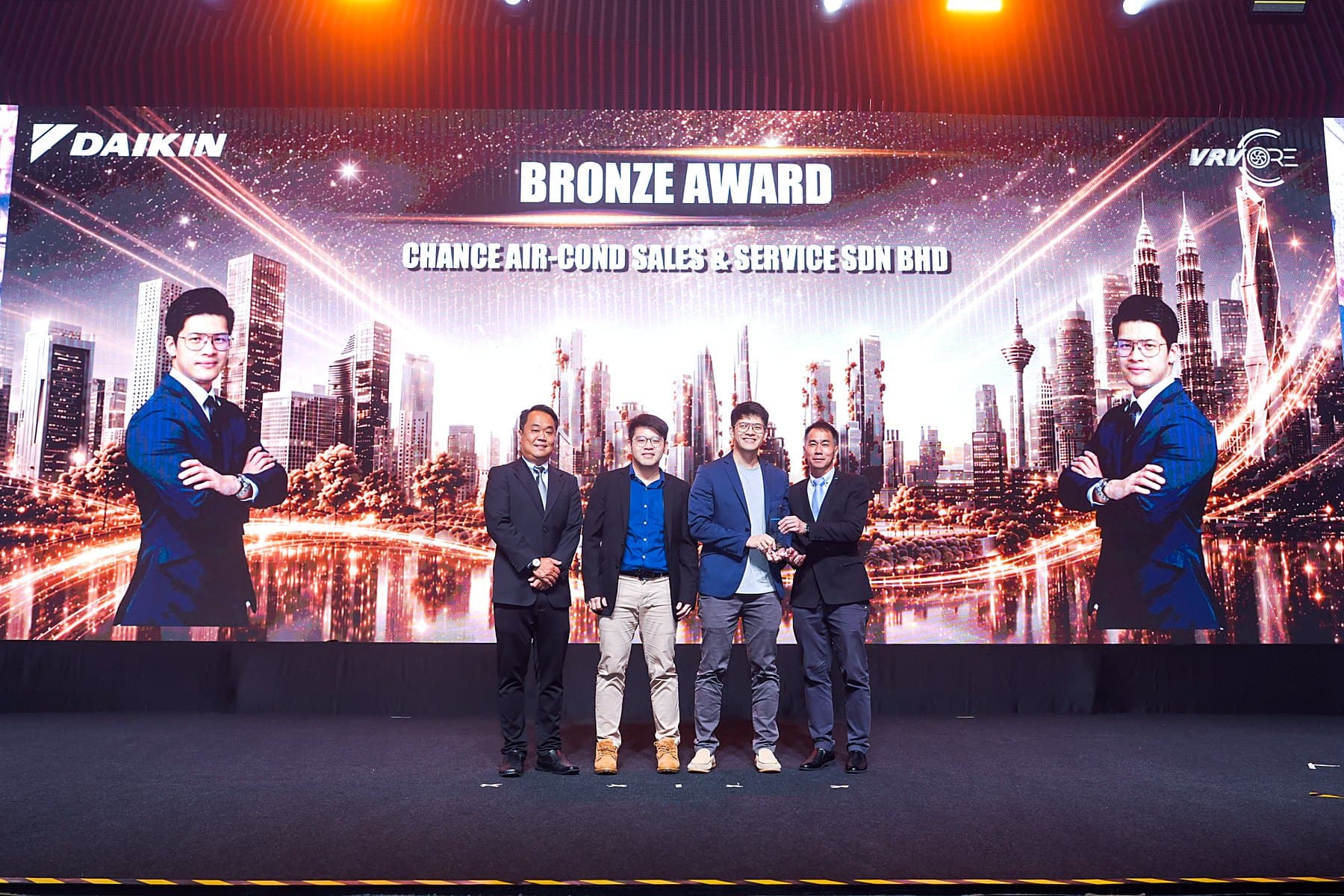 CASS 团队在大金 VRV CORE 颁奖典礼上领奖，身后大屏显示：Bronze Award，Chance Air-Cond Sales & Service Sdn Bhd。