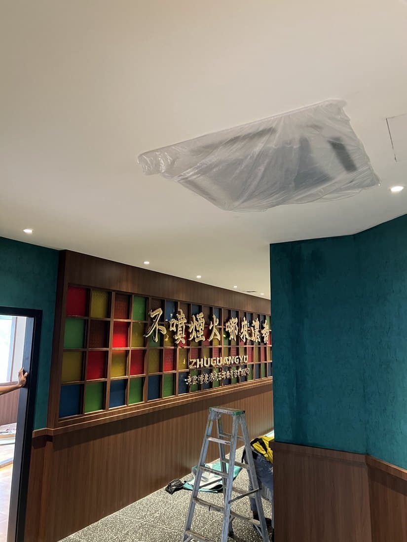 A VIP dining room with its own ceiling cassette, independently controlled.