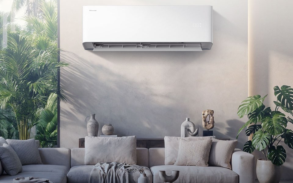 客厅沙发上方的 Hisense X6 HBA 壁挂式空调,取自 Hisense 资料。