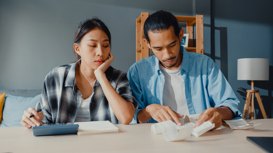 Couple comparing the benefits of repairing vs purchasing a new air cond unit
